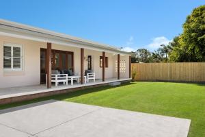 a house with a lawn in front of it at Sunnyside On Burns - Central,Farmers Market, Beach in Byron Bay