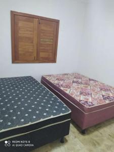 Chapadacasa irece a 30 km de jussara的房间里有两张并排的床