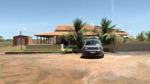 Chapadacasa irece a 30 km de jussara的停在房子前面的汽车