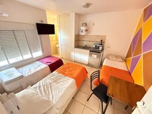 a small room with two beds and a kitchen at Alojamientos Vm in Villa María