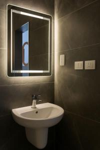 El-ManâkhSimple Serene Chalet的浴室里有洗手池和镜子