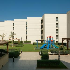 El-ManâkhSimple Serene Chalet的大型建筑前的游乐场 更多56张照片