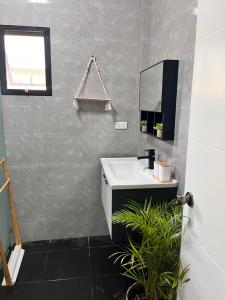 Uma casa de banho em Sondela Lambug Room2 w pool mountain seaview