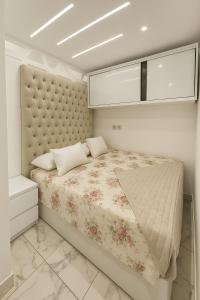 塞得港Where Comfort Meets Elegance Porto Said Chalets的卧室里有一张带大床的大床