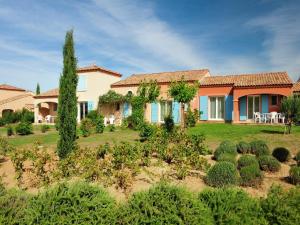 Taman di luar Villa in France with Lake View and Private Pool