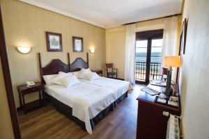 
a hotel room with a bed and a desk at Hotel Ribadesella Playa in Ribadesella
