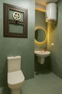 塞得港Relax and recharge in our luxurious Porto Said Chalets的带马桶和水槽的浴室