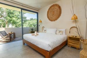 Ένα ή περισσότερα κρεβάτια σε δωμάτιο στο Boho Chic Apartment & Pool +32 φωτογραφίες