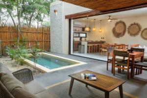 Πισίνα στο ή κοντά στο Boho Chic Apartment & Pool