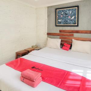 Postel nebo postele na pokoji v ubytování RedDoorz Plus at Ladang Asri Homestay Lampung