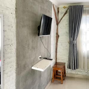 TV a/nebo společenská místnost v ubytování RedDoorz Plus at Ladang Asri Homestay Lampung