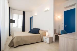 ポルトパーロにあるB&B Villa Ziellaのベッドルーム1室(ベッド1台、青いドア付)