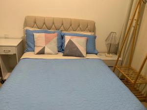 a bedroom with a bed with blue sheets and pillows at Maravilhoso apartamento Beira-mar praia da cachoeira Florianópolis in Florianópolis +13 photos