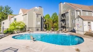 una piscina frente a una casa en Romantic Exclusive Condo Stunning Mountain View, en Gatlinburg
