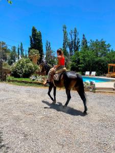 une femme à cheval dans l'établissement La Comarca del Jarillal, à Las Flores
