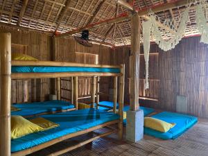 Palanda nebo palandy na pokoji v ubytování RUSTIQUE RUE Mabini - Hostel