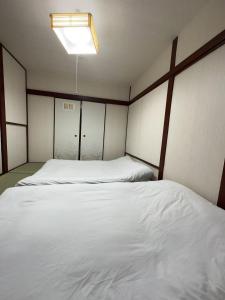 Postel nebo postele na pokoji v ubytování 双魚ノ宿南棟 東京亀戸 スカイツリー徒歩20分 便利な交通 一軒家貸切 2ベッドルーム