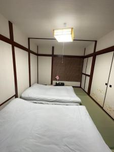 Postel nebo postele na pokoji v ubytování 双魚ノ宿南棟 東京亀戸 スカイツリー徒歩20分 便利な交通 一軒家貸切 2ベッドルーム