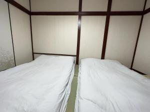 Postel nebo postele na pokoji v ubytování 双魚ノ宿南棟 東京亀戸 スカイツリー徒歩20分 便利な交通 一軒家貸切 2ベッドルーム