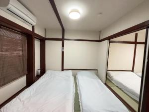 Postel nebo postele na pokoji v ubytování 双魚ノ宿南棟 東京亀戸 スカイツリー徒歩20分 便利な交通 一軒家貸切 2ベッドルーム