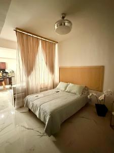 a bedroom with a large bed with a window at Olum Beach Loft in Antón Lizardo