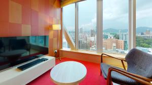 Uma televisão e/ou sistema de entretenimento em Hotel Madera Hong Kong