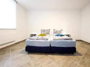 a bedroom with two beds in a room at Reihenhaus Rotkehlchen, Lohmen in Lohmen