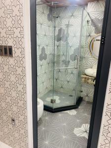 Un baño con inodoro y ducha de cristal. en THANH LUONG House, en Da Nang 5 fotos más