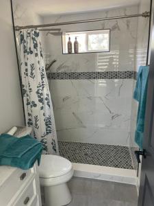 Perfect Getaway-Lovely Cottage House- Near Beaches في نوكوميس: حمام مع دش ومرحاض +23 صورة