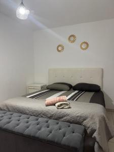 a bedroom with a large bed with two pillows at Alojamiento CENTRICO in Villa María