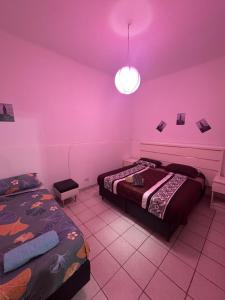 a bedroom with two beds and a purple ceiling at Alojamiento CENTRICO 1 in Villa María