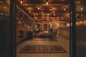 札幌UNWIND HOTEL & BAR Sapporo的客厅里有一张沙发和一张桌子。