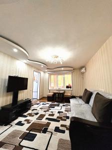 Televisyen dan/atau pusat hiburan di Квартира с видом на Площадь Регистан