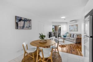 Χώρος καθιστικού στο Northshore Haven- Steps from the Esplanade +15 φωτογραφίες