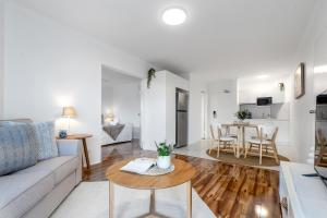 Χώρος καθιστικού στο Northshore Haven- Steps from the Esplanade
