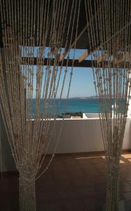 Habitación con ventana y vistas al océano. en Casa Chanin, en Punta Mujeres