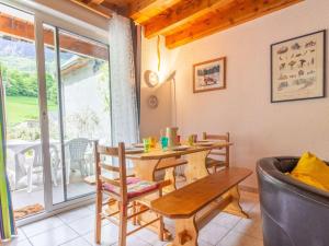 ein Esszimmer mit Tisch und Stühlen und einem Fenster in der Unterkunft Maisonnette 7 pers. Centre-ville Luz-Saint-Sauveur - FR-1-402-147 in Luz-Saint-Sauveur + 5 Fotos