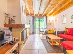 ein Wohnzimmer mit Sofa und Tisch in der Unterkunft Maisonnette 7 pers. Centre-ville Luz-Saint-Sauveur - FR-1-402-147 in Luz-Saint-Sauveur