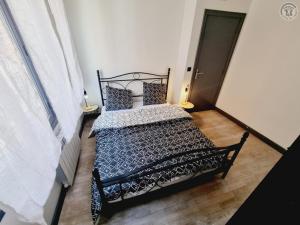 a bedroom with a black bed with pillows on it at Duplex en Centre-Ville de Valenciennes Tout Inclus - FR-1-510-232 in Valenciennes