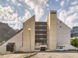 a building with a car parked in front of it at Appartement lumineux 6 pers, vue ski, Gourette - FR-1-400-141 in Eaux-Bonnes