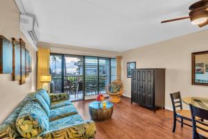 un soggiorno con un divano e un tavolo di Kihei Akahi D205 a Wailea Altre 28 foto