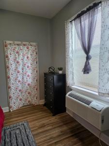 Ένα ή περισσότερα κρεβάτια σε δωμάτιο στο Beautifully Renovated Downtown 1Bed 1 Bath Apt, Pet Friendly