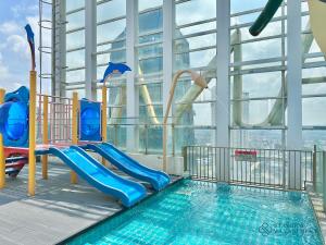 Πισίνα στο ή κοντά στο Suasana Residence Near CIQ Johor Bahru by Stayrene