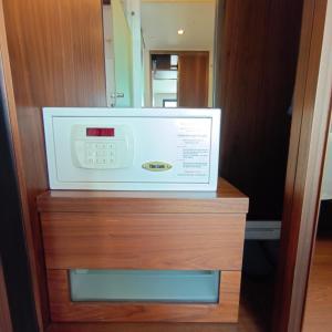 曼谷Sacha's Hotel Uno的木制抽屉顶部的微波炉