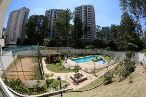 uma piscina num parque com edifícios altos em Apartamento Mobiliado no Morumbi em São Paulo