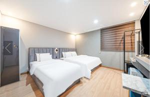 Postel nebo postele na pokoji v ubytování Kaiser hotel + 32 fotografií