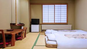 Una sala de estar con un sofá blanco y una mesa. en Berjaya Hakkoda Ski Resort, en Aomori