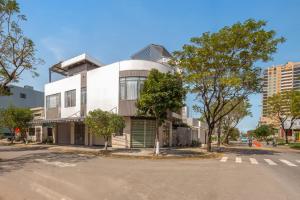 a building on the corner of a street at Hùng Villa 5br Full Ac Quite -Rooftop Pool- Bida- New in Da Nang