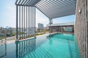 a swimming pool on the roof of a building at Hùng Villa 5br Full Ac Quite -Rooftop Pool- Bida- New in Da Nang