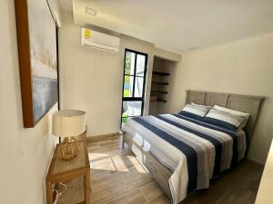 Ένα ή περισσότερα κρεβάτια σε δωμάτιο στο Wolf Beach House +14 φωτογραφίες
